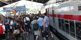 Menschen am Bahnsteig