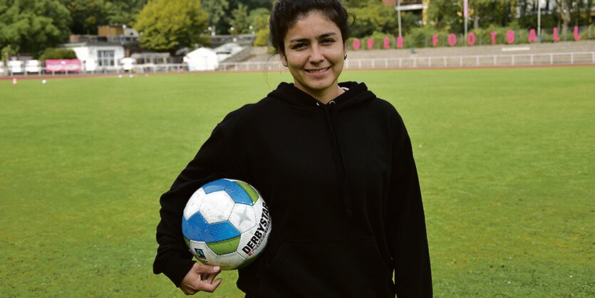 Eine frau mit Ball, Juliana Roman Lozano