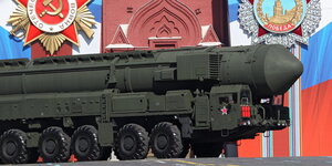 Eine russische Atomrakete fährt während einer Parade über den Roten Platz