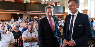 Hans-Georg Maaßen (l), Ex-Verfassungsschutz-Chef, und Matthias Rößler, Landtagspräsident im Sächsischen Landtag, stehen vor Beginn der CDU-Wahlkampfveranstaltung unter dem Motto "Sicherheit und Freiheit in Deutschland" im Festsaal im "Goldenen Anker" vor