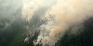 Große Rauchwolken über einem Waldbrand in Sibirien.