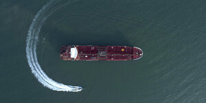 Luftaufnahme eines britischen Tankers, der von einem iranischen Schnellboot umkreist wird