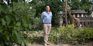 Der NS-Historiker Clemens Maier-Wolthausen vor den Giraffen im Zoo