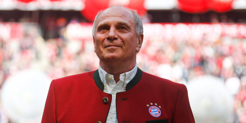 Uli Hoeneß im Stadion blickt in die Ferne