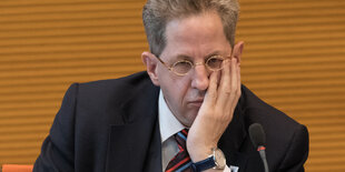 Hans-Georg Maaßen stützt sich mit seiner linken Hand auf seine linke Wange