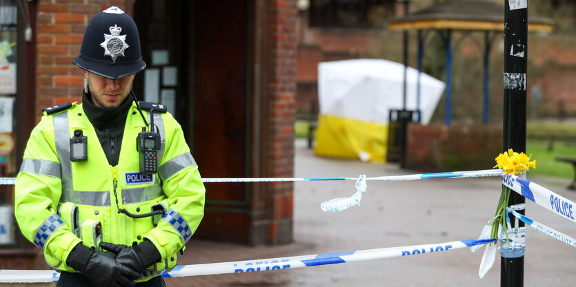 Ein britischer Polizist hält Wache