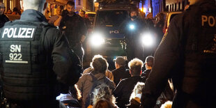 Blockierende DemonstrantInnen und Polizei