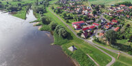 Luftbildaufnahme der Oder und eines Uferortes