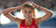 Konstanze Klosterhalfen freut sich, nachdem sie über 5000 Meter zur deutschen Meisterschaft lief