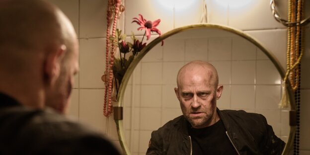 Jürgen Vogel in der Hauptrolle des ZDF-Thrilles Blochin beobachtet sich in einem Spiegel