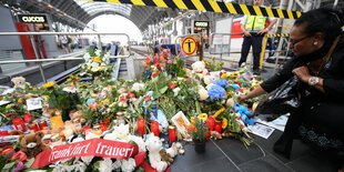 Blumen und Kerzen am Frankfurter Hauptbahnhof