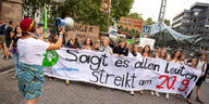 DemonstrantInnen der Fridays for Future-Bewegung halten in der Dortmunder Innenstadt ein Banner mit der Aufschrift: «Sagt es allen Leuten, streikt am 20.9.».