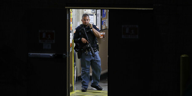 Ein Polizist in der Supermarkt Filiale in El Paso, in der ein Schütze das Feuer eröffnete