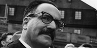 Gesicht des Autors William Sayoran mit Brille und Schnurrbart um 1960