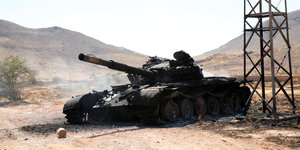 Ausgebrannter Panzer in der Wüste