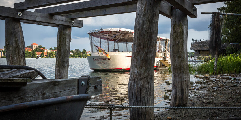 Pfähle eines Steges in den Straussee zeigen: Die Wassertiefe des Straussees ist seit 2014 von 20 Metern auf 18 Meter zurückgegangen