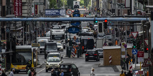 Verkehrschaos in der Friedrichstraße in Mitte