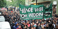 Demonstration mit einem großen "Hände weg vom Wedding"-Transparent