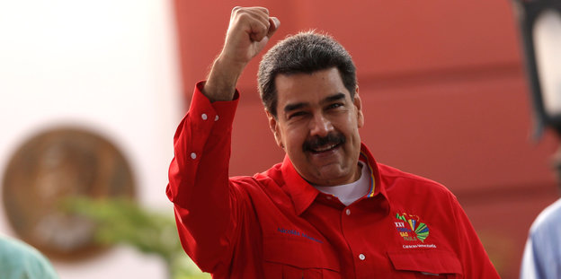 Nicolás Maduro mit erhobener Faust