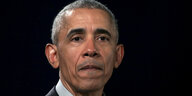Barack Obama vor schwarzem Hintergrund