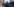 Ein Polizist zielt mit einem Gummigeschossgewehr