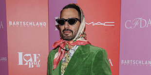 Marc Jacobs in grünem Jackett mit Kopftuch und Sonnenbrille