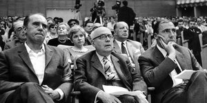 Im Zuschauerraum sitzt Thoedor Adorno (mitte), links von Ihm Heinrich Böll, auf der rechten Seite der Verleger Siegfried Unseld