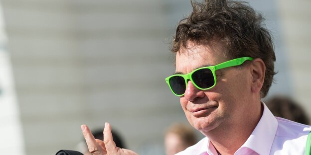 Werner Kogler mit grüner Sonnenbrille