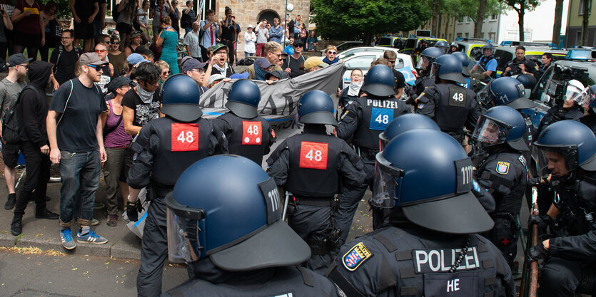 Eine Hundertschaft steht vor Teilnehmern der Gegendemonstration