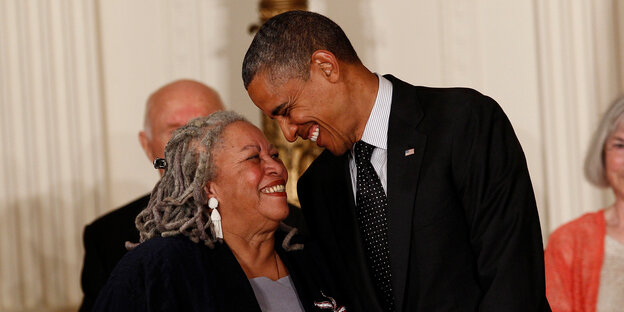Toni Morrison mit US-Präsident Barack Obama, der ihr die Presidential Medal of Freedom verlieh