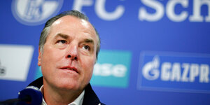 Schalkes Aufsichtsratsvorsitzender Clemens Tönnies blickt bei einer Pressekonferenz in die Runde
