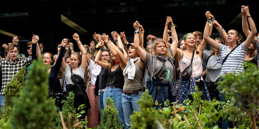 Mehrere Demonstranten halten sich an den Händen.