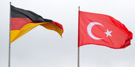 Eine deutsche und eine türkische Fahne