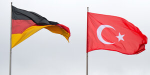 Eine deutsche und eine türkische Fahne
