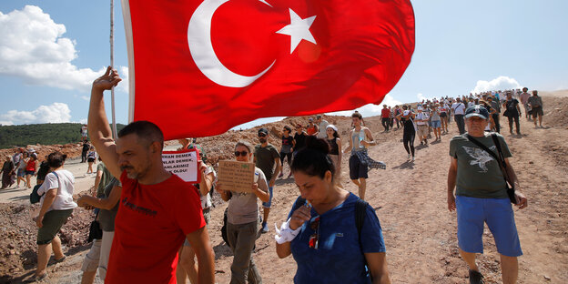 Umweltaktivisten demonstrieren gegen Verschmutzung durch ein ausländisches Minenprojekt in Kirazli im Westen der Türkei