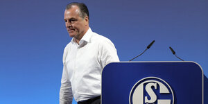 Schalkes Aufsichtsratsvorsitzender Clemens Tönnies verlässt das Rednerpult bei einer Mitgliederversammlung im Juni