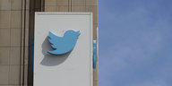 Das Twitter-Emblem an einer Hauswand
