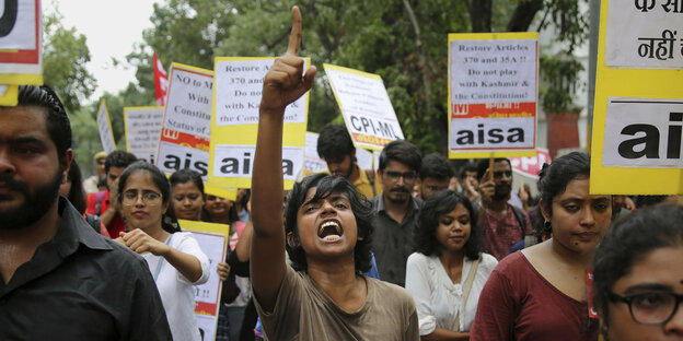 Ein indischer Demonstrant streckt den Zeigefinger in die Höhe