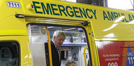 Boris Johnson in einem gelben Wagen, auf dem Emergency steht
