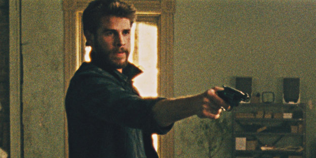 Ein Mann mit Waffe,es ist Liam Hemsworth