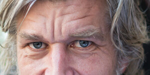 Die Augen des norwegischen Schriftstellers Karl Ove Knausgard schauen in die Kamera
