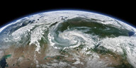 Die Erde gesehen vom Weltraum: Rauchschwaden, die sich mit einem größeren Sturmsystem vermischen, ziehen über Sibirien.