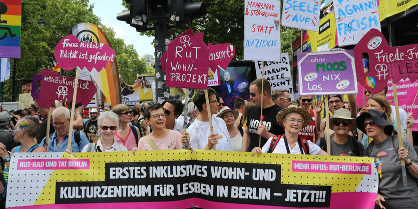 Frauen mit Banner und Transparenten beim CSD 2019: Unterstützerinnen des Wohnprojektes des lebischen Vereins Rad und Tat