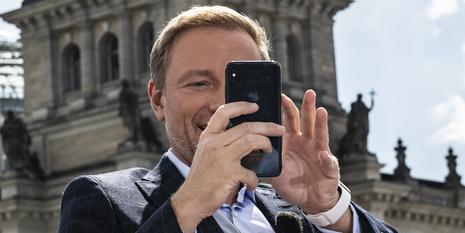 Christian Lindner macht ein Selfie