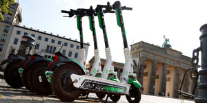 E-Roller ordentlich aufgereiht auf dem Pariser Platz