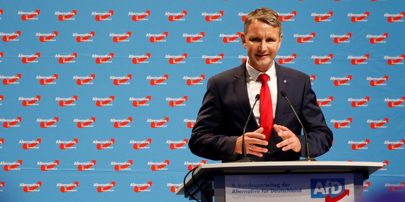 Höcke an einem Rednerpult