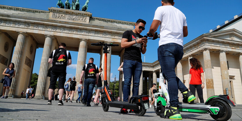 Rollerfahrer am Brandenburger Tor