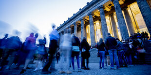 Eine Menschenschlange harrt auf Einlass ins Alte Museum