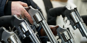 Ein Besucher der Fachmesse für Jagd, Schießsport, Outdoor und Sicherheit IWA OutdoorClassics hält einen Revolver des US-amerikanischen Herstellers Smith & Wesson (S&W) in den Händen.