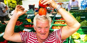 Der Bauer Horst Siegeris mit Tomaten auf dem Kopf